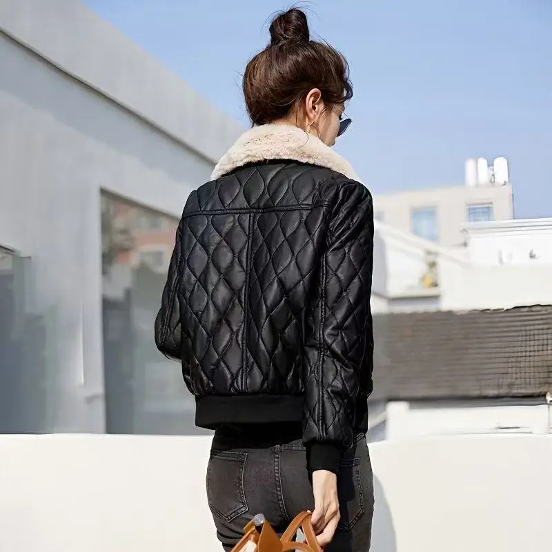 Chaqueta de cuero PU para mujer, abrigo de cuero cálido de terciopelo, Top corto con cuello de piel desmontable, Top corto acolchado de algodón para otoño e invierno