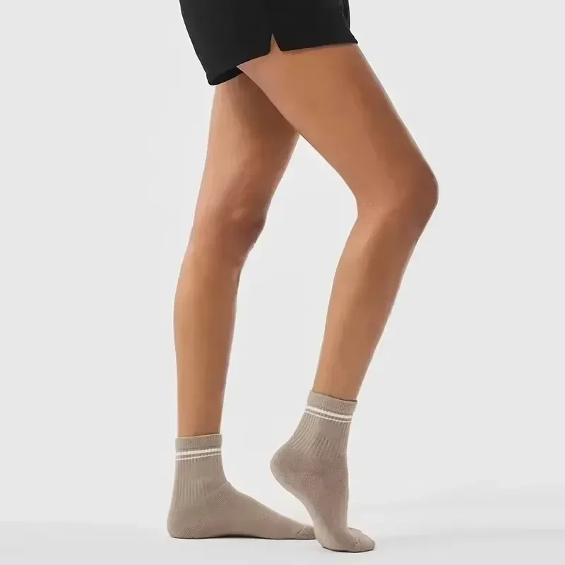 Chaussettes de yoga rétro colorées pour femmes, chaussettes de pilates à gripps antidérapantes, chaussettes d'équipage de sport athlétique, chaussettes de course d'entraînement de gymnastique de fitness