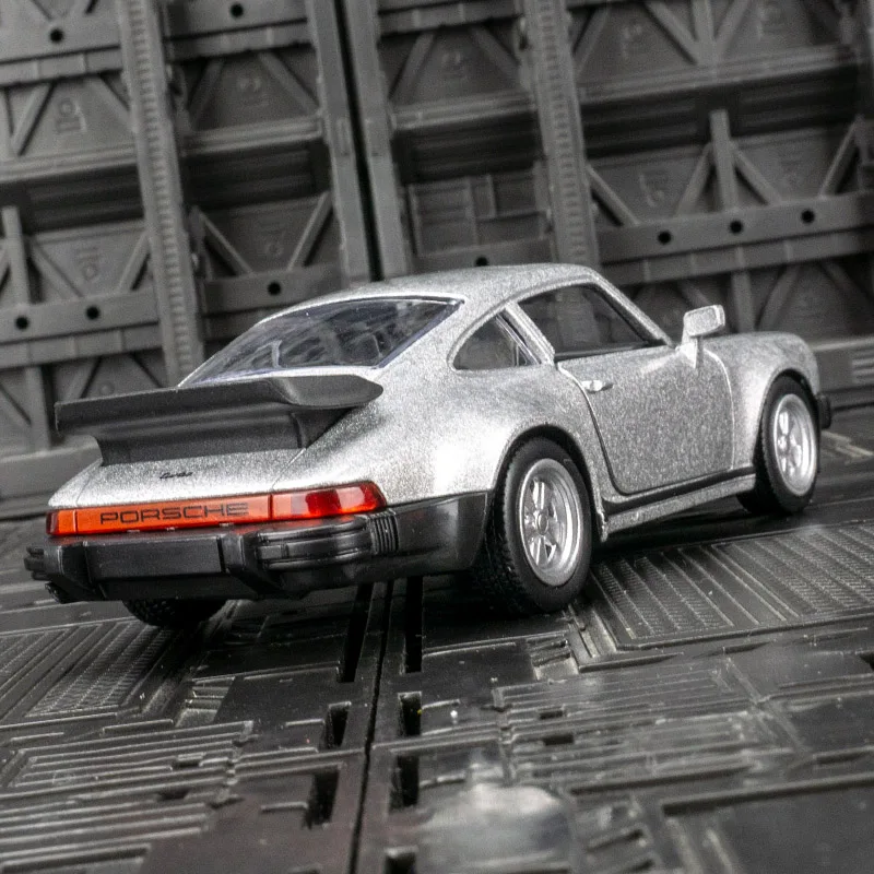 

Масштабная модель Porsche 911 Turbo 1978 года (1:36), ретро-седан из сплава, с открывающимися дверями и детализированными элементами.