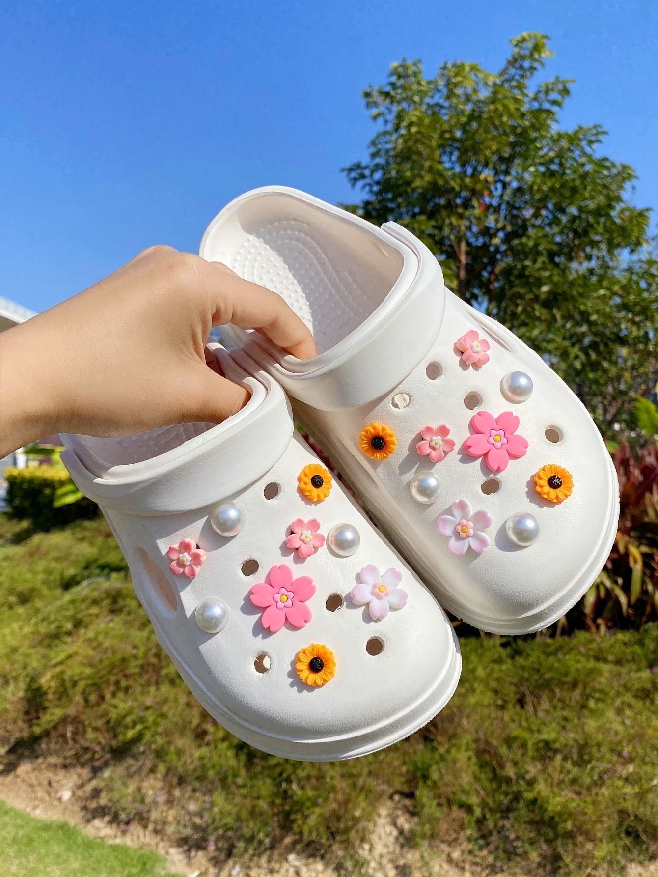 18 DIY shoe buckle decorations such as pink cherry blossoms, sunflowers, and semi-circular beige beads, a multi-functional shoe