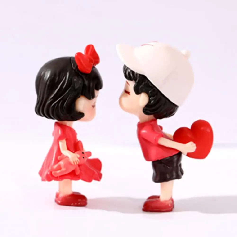 2Pcs Mini Couple Sculptures Adorable Sweet Expression Sportswear Decorative Vivid Little Boy Girl Kiss Statues Wedding Decors