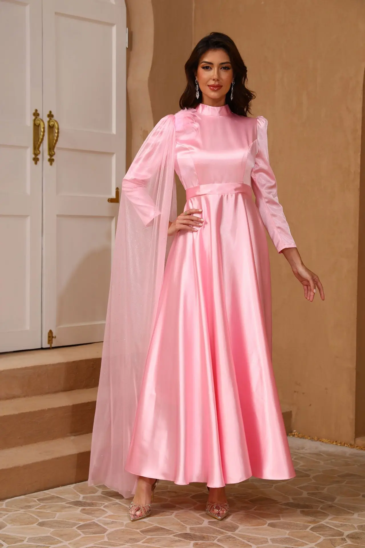 Damska sukienka maxi z satyny w kolorze pudrowego różu, długa suknia z wysokim dekoltem i odpinanym, błyszczącym tiulowym płaszczem, elegancka sukienka wieczorowa.