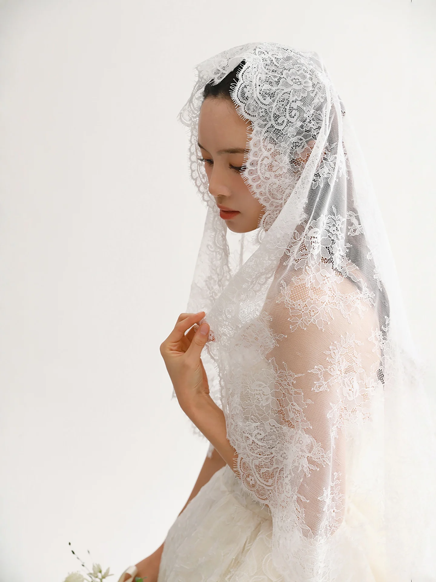 voile-de-mariee-en-dentelle-blanche-ondulee-longue-traine-accessoires-de-photographie-accessoires-de-mariage-en-tulle-doux-couvre-chef-pour-mariees