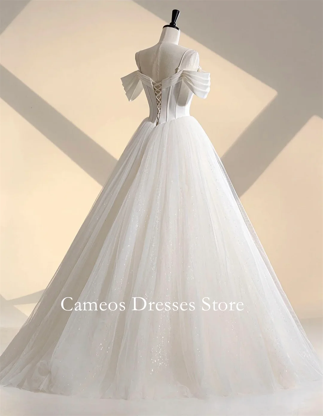 ชุดแต่งงานแบบสั้นแขนสั้นสีไอวอรี่ สายเดี่ยวแบบสปาเก็ตตี้ ผ้าทูลล์ ชายกระโปรงยาวลากพื้น  ชุดเจ้าสาวสำหรับผู้หญิง  แบบสั่งตัดได้จาก SONDR