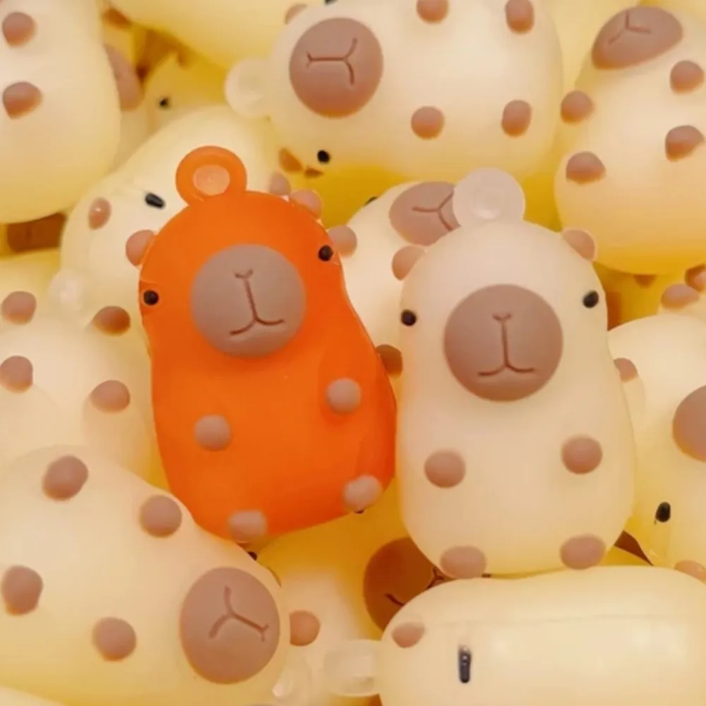 1 pçs mudança de cor carro assado kapibara pingente carro uv espelho retrovisor capivara pendurado decoração brinquedo decorações do carro crianças brinquedos