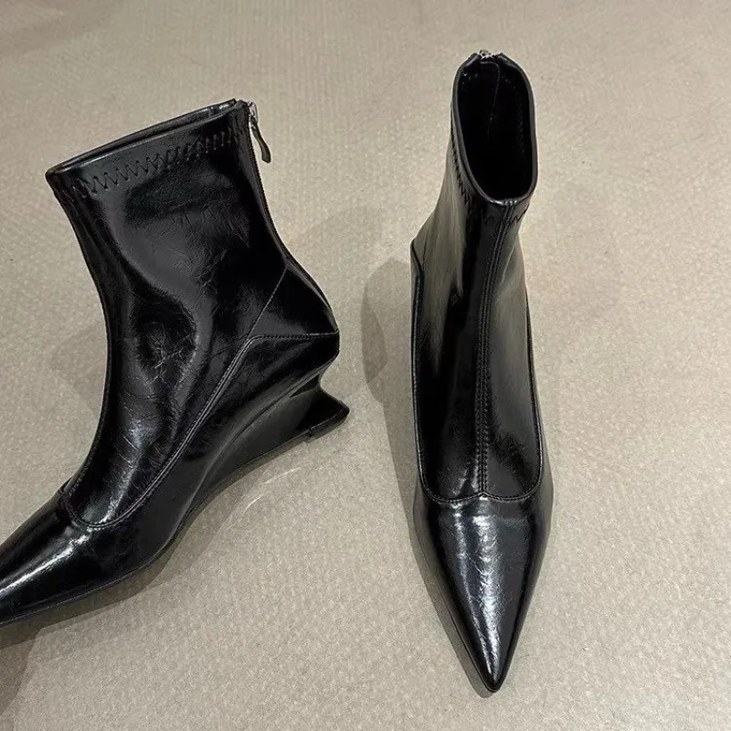 الفرنسية المتخصصة تصميم نحيل الأحذية النسائية أشار تو الجوارب 2025 جديد كتلة كعب قصير الساق موضة أحذية عالية الكعب