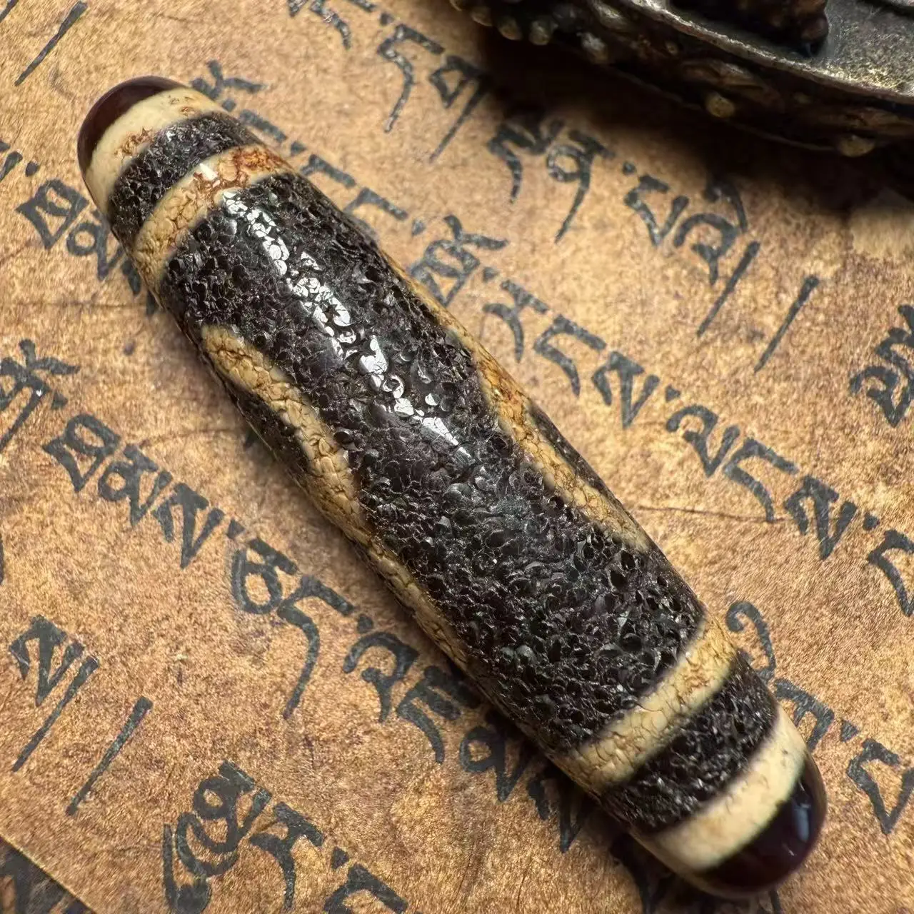 ancient beads West Asia  old gas-coated pulp pure hand-carved Green Tara pattern dzi pendant 57.4x13.4mm