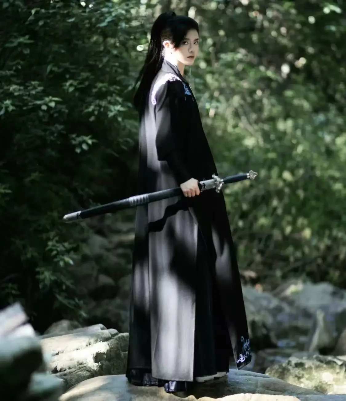 ชุดคอสเพลย์นักดาบยามค่ำคืนสไตล์จีนโบราณสมัยราชวงศ์ซ่ง ชุดฮาโลวีนสำหรับผู้ชาย สีดำเข้ม ตัดเย็บแบบฮันฟู