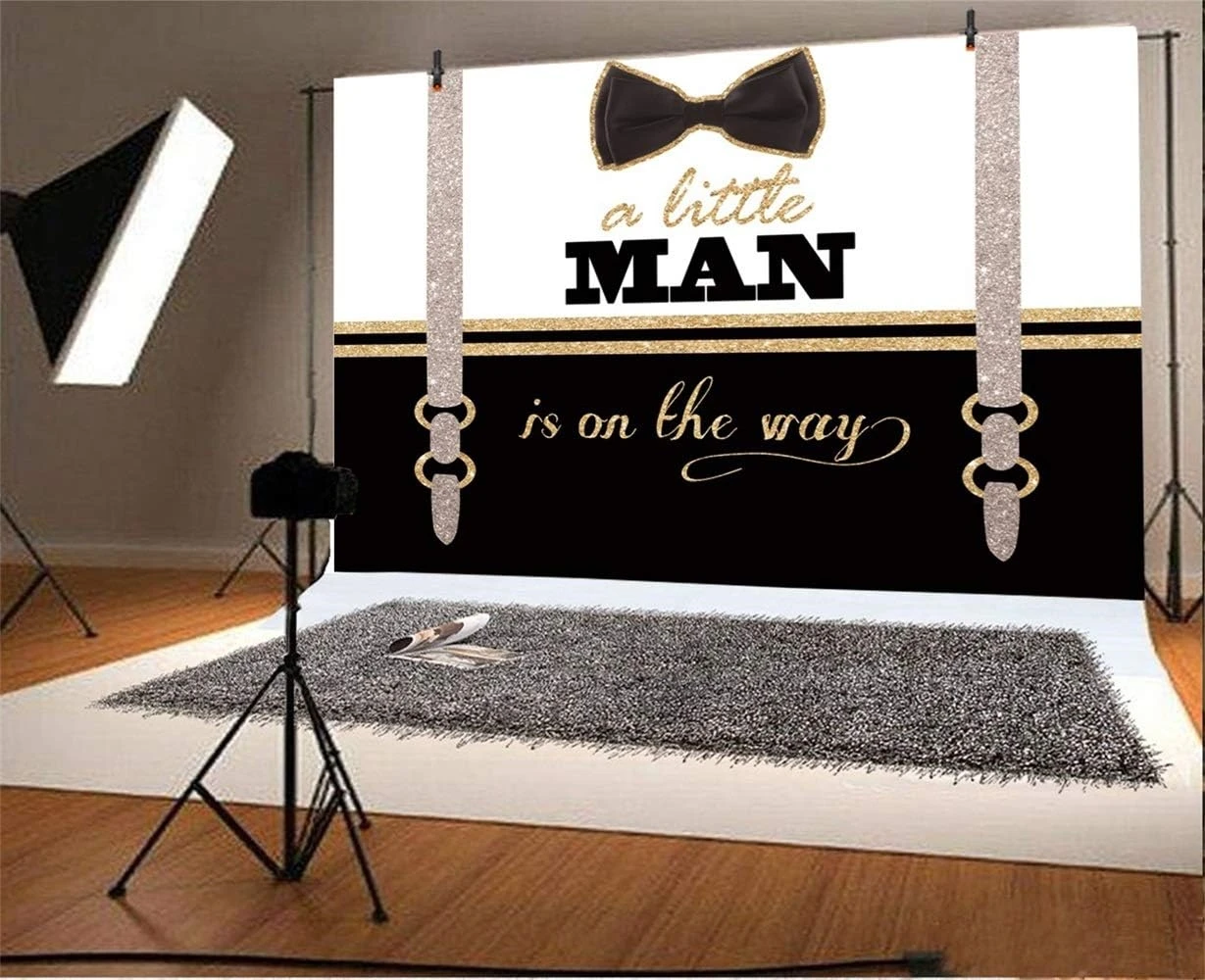 Fondo de estudio de fotografía de pared con bonito lazo negro y cinturones plateados para ducha de niño y hombre pequeño