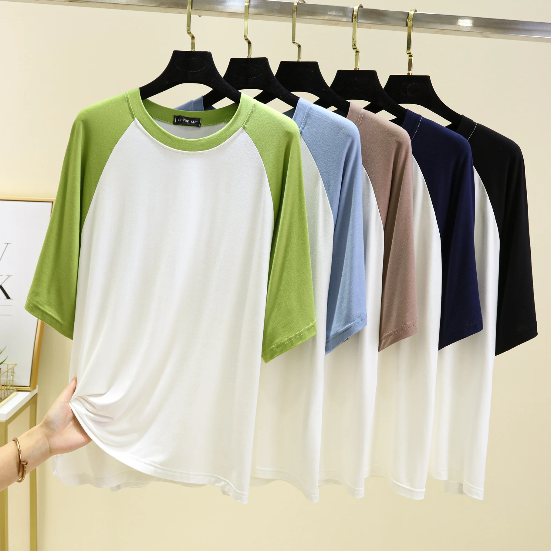 เสื้อยืดผู้หญิงทรงหลวม ผ้าบาง ใส่สบาย เหมาะกับฤดูร้อน ดีไซน์เปิดไหล่ แต่งผ้าต่อกัน ทรงหลวม ใส่เป็นเสื้อตัวในได้