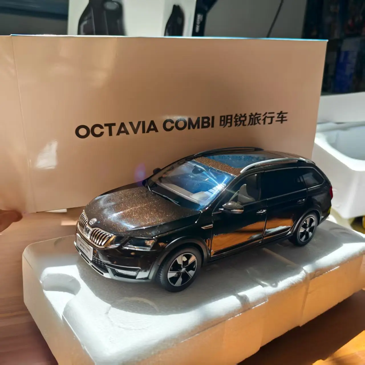 

Car Model Diecast 1/18 Scale SKODA OCTAVIA Station Wagon Car Model Alloy SKODA OCTAVIA SUV Vehicle Classic Ornaments