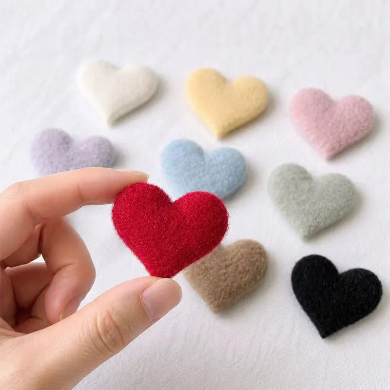 100 Stück Gekräuselte Filz-Herz-Applikationen 3,3x3,5cm Haarspangen-Zubehör für Stofftaschen, Hüte, Socken-Dekorationen – Detail 4