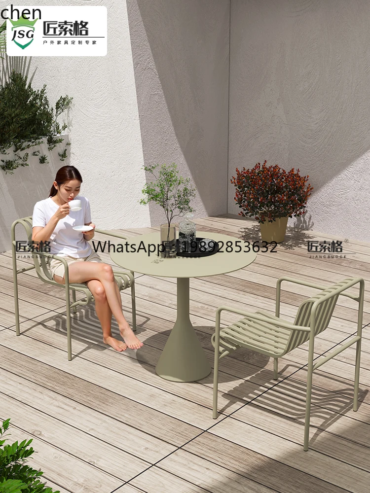 Café, Freizeitbereich, Verhandlungstisch und Stuhl, Kombination aus Balkon im Freien, Hotel, zwei Stühle, ein Tisch, Innenhof