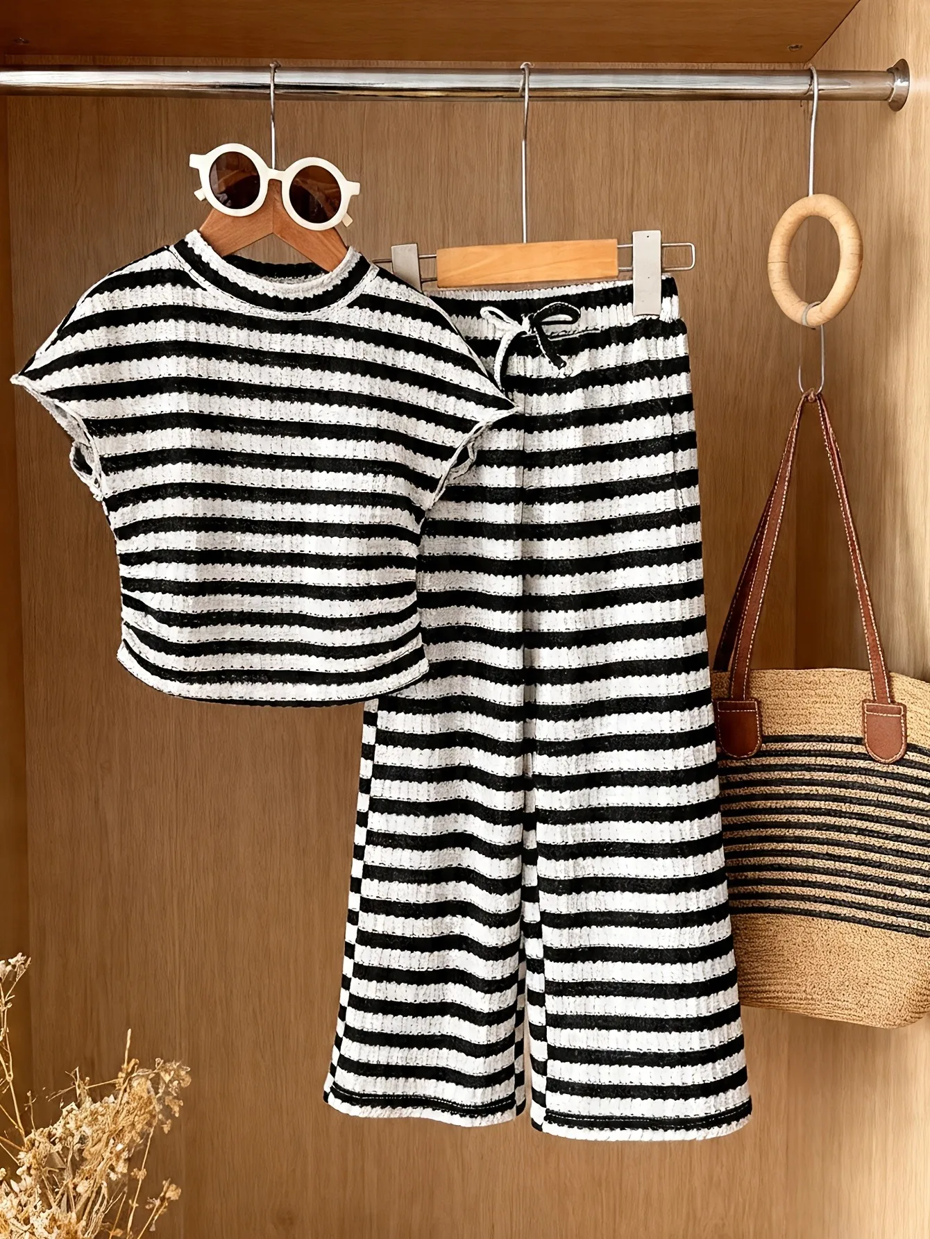 Trendiges gestreiftes Waffelstrick-Set für Mädchen, schwarz-weißes Oberteil mit Flügelärmeln + hochtaillierte Hose mit weitem Bein für den Sommer – Detail 2