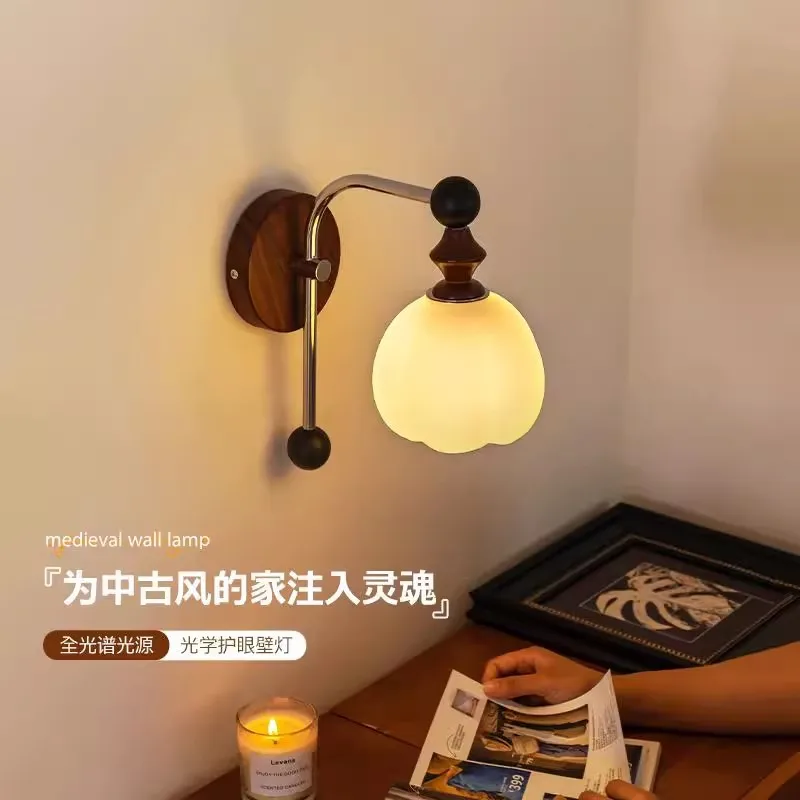 โคมไฟติดผนังสไตล์ยุคกลาง ป้องกันดวงตาแบบเต็มสเปกตรัม เหมาะสำหรับห้องนั่งเล่น ทางเดิน ห้องนอน โคมไฟตกแต่งบรรยากาศข้างเตียง ทำจากไม้เนื้อแข็งสไตล์เรโทร