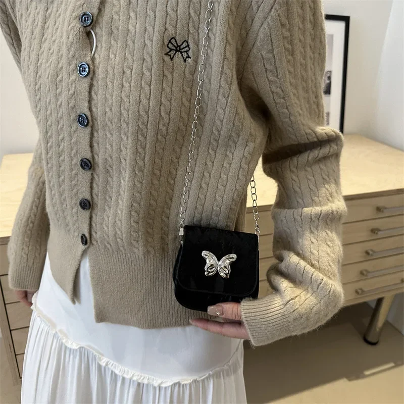textura-tendencia-corrente-2024-inicio-do-outono-moda-borboleta-cor-solida-mini-crossbody-um-ombro-batom-pequeno-quadrado-saco-feminino