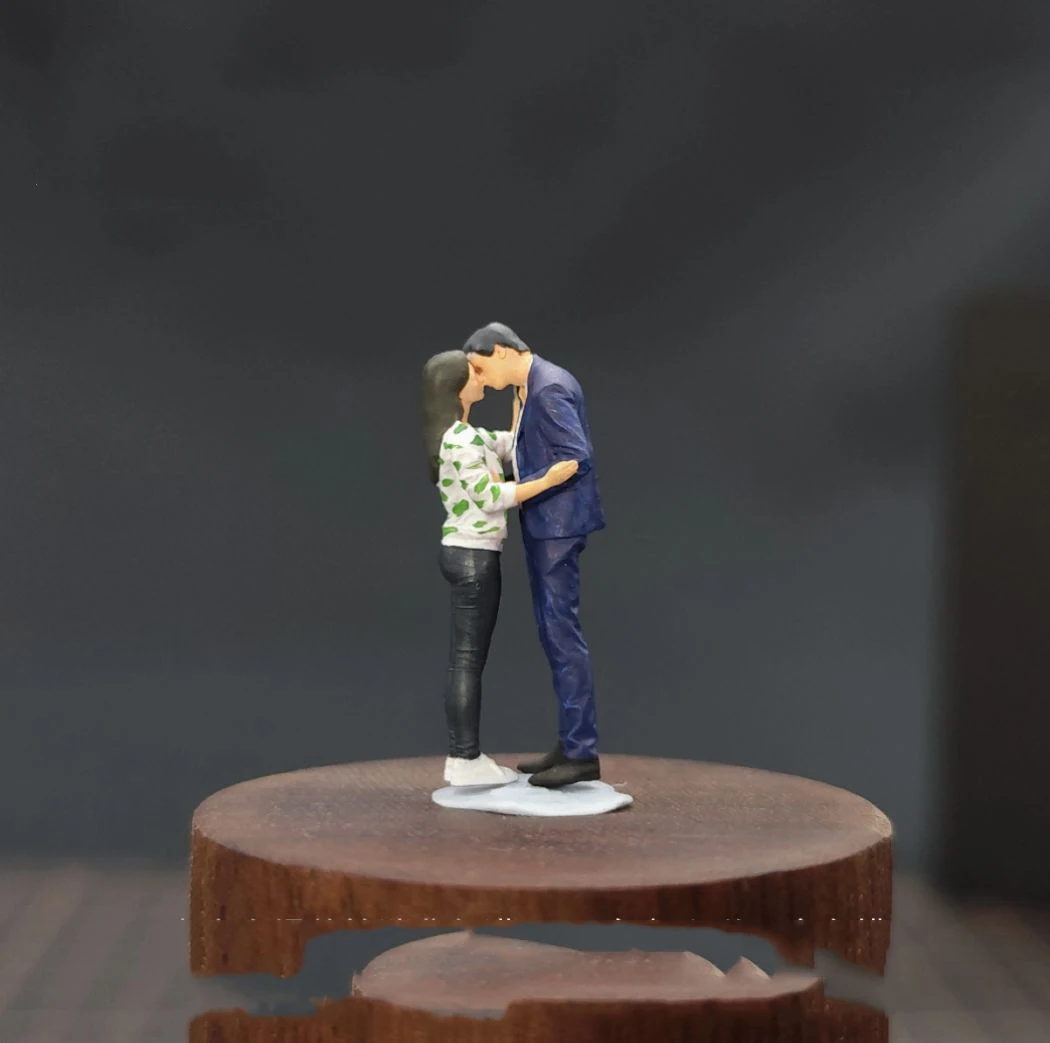 Resin Handmade Painted 1/64 Couple Collection Diorama Figure Model  Miniature Creative Photography Display Collection Decoration