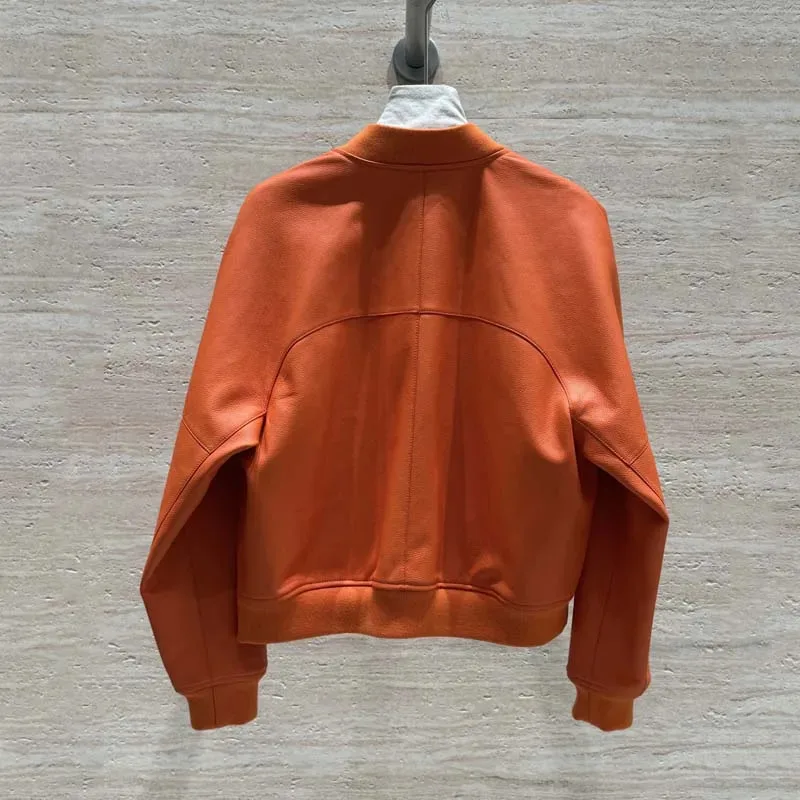 Jaqueta Bomber Feminina Laranja de Couro Genuíno com Design de Botões Assimétricos, Casaco Curto de Pele de Cordeiro Real com Bolso com Zíper, Estilo Streetwear