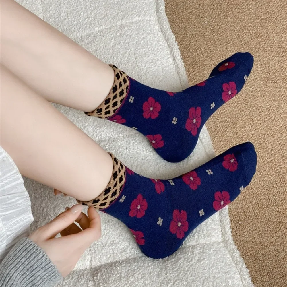 القطن الأوسط جوارب أنبوبية الشارع الشهير خمر جورب طويل 2025 الخريف الشتاء الأزهار طباعة النساء الجوارب Harajuku الرجعية الكورية الموضة