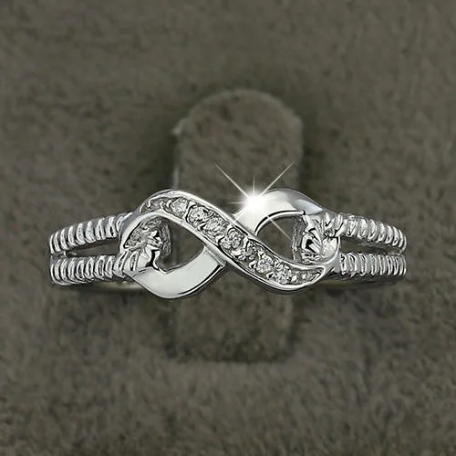 European and American fashionable ladies engagement rings are selling well.The latest creative diamond-studded 8-character ring.