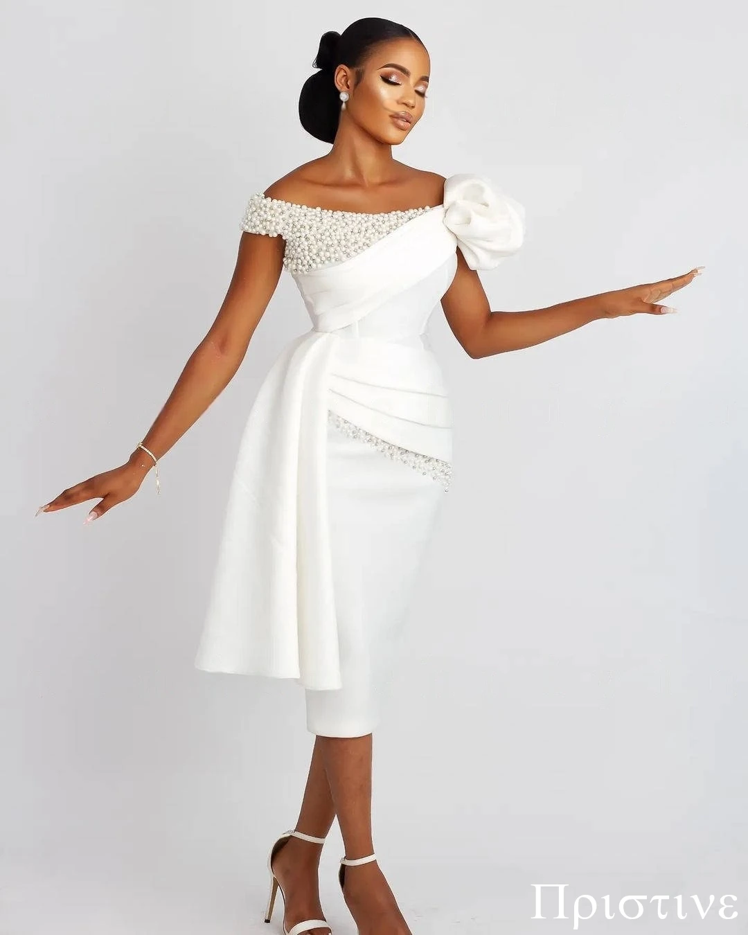 Abito da sposa di lusso con perle scintillanti in raso squisito personalizzato Abiti da sposa di moda per feste da sposa semplici senza maniche di alta qualità