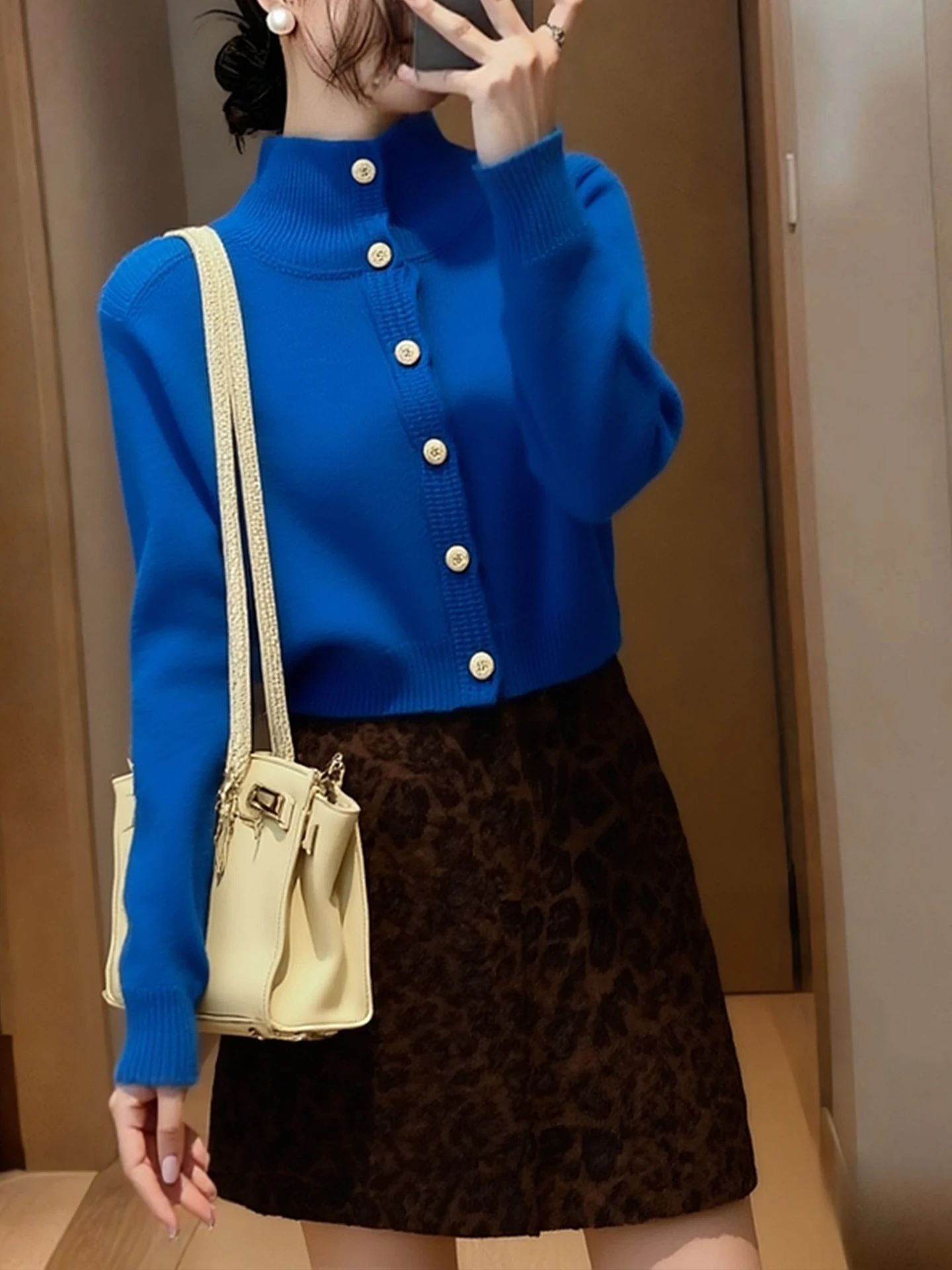 柔らかく心地よいカマーレニットウェア、ハイネックカジュアル、女性用トップス、ファッショナブルでトレンディな2025年冬、詩的な韓国版、ル...