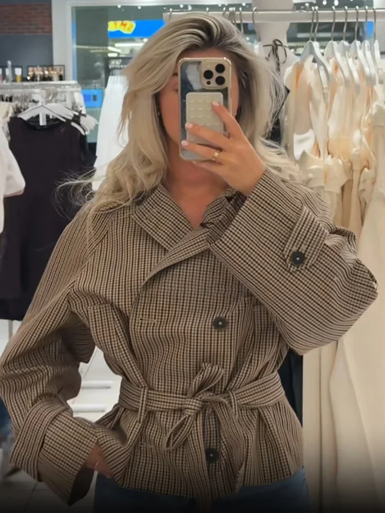 Klassischer karierter kurzer Trenchcoat für Damen, schickes Revers, zweireihig, mit Taillengürtel, langen Ärmeln, Herbst-Windbreaker-Oberbekleidung – Detail 2