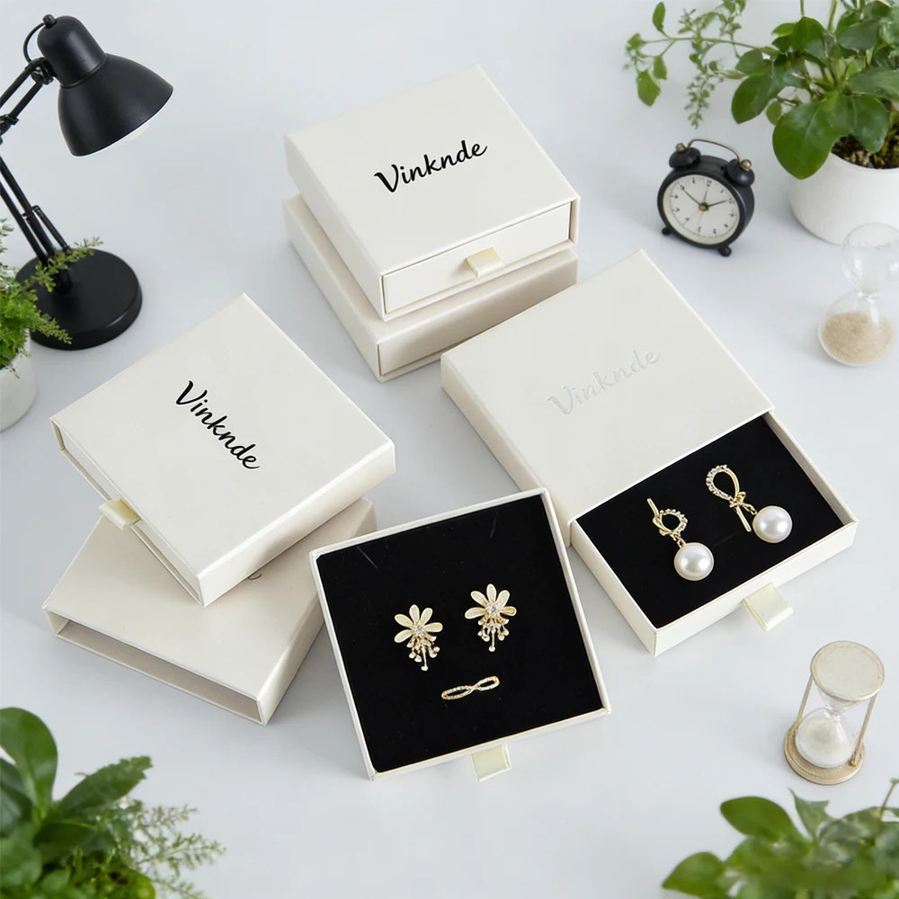 

Beige Cardboard Drawer Jewelry Boxes Custom Logo 100Pcs 7x7x2.5cm Thick Paper Pendants Earrings Necklaces Box Wedding Gift Case