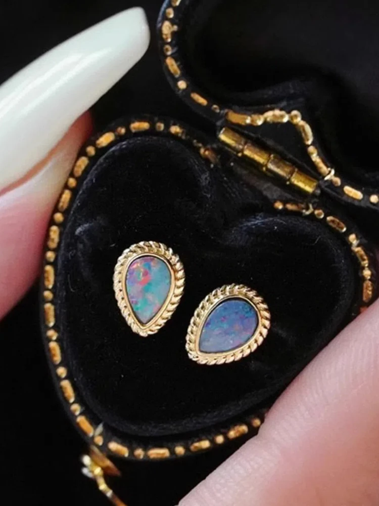 

Женские серьги-гвоздики из серебра 925 пробы с натуральным опалом