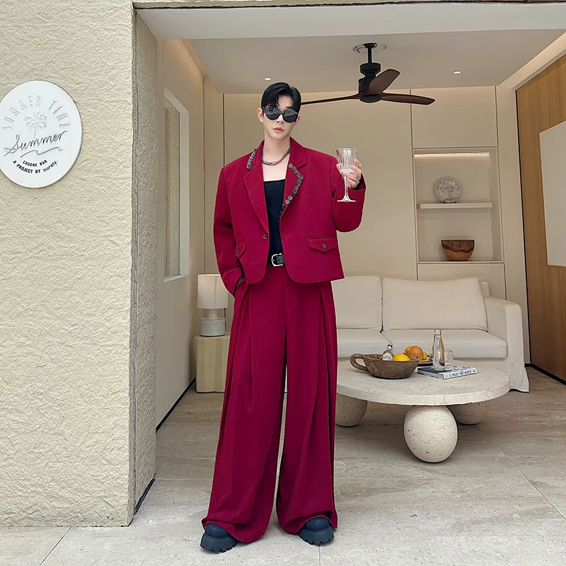 

Красный корейский мужской костюм в стиле ретро с украшением на пуговицах, драпированные брюки, комплект из двух предметов, молодежный повседневный комплект