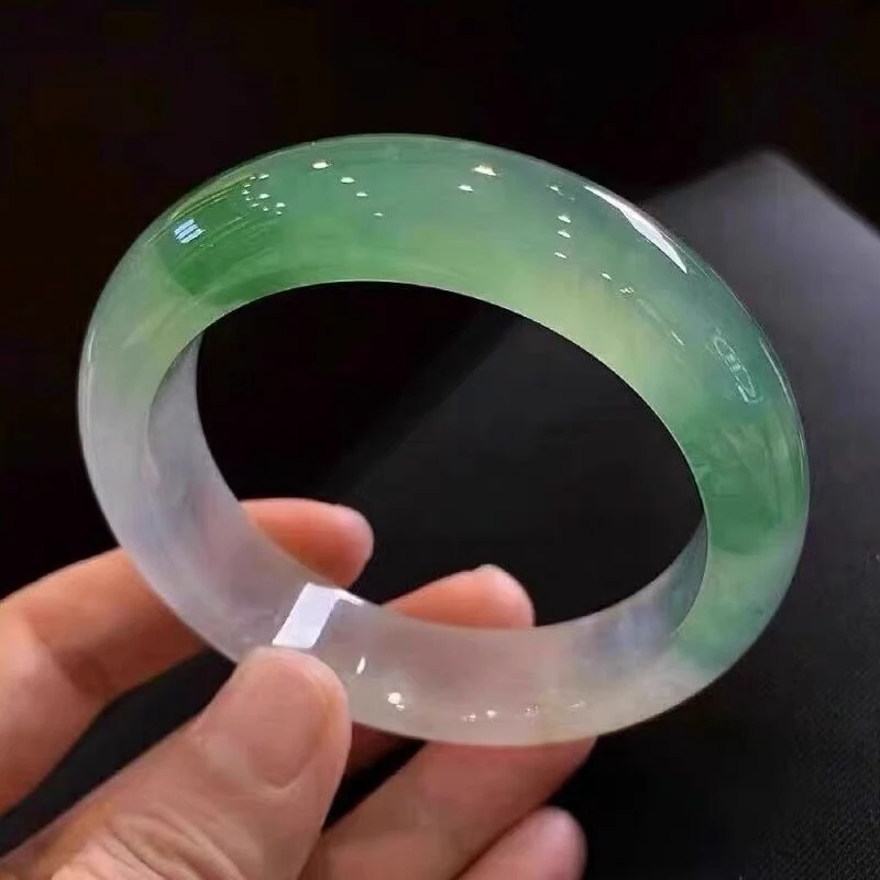 

Myanmar with floral patterns, ice-clear , translucent green bracelet, round jadeite bra