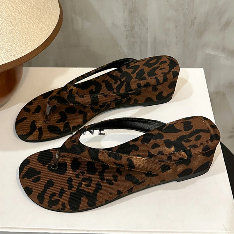 النساء أسافين النعال كليب تو منتصف الكعب الصنادل مضخات مصمم الصيف أحذية جديدة 2025 الوجه يتخبط الشرائح المنزل Mujer Zapatillas #1