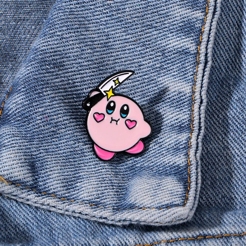

Милая мультяшная брошь Кирби, креативный эмалевый значок, металлический значок-брошь, украшение для рюкзака, аксессуары для одежды, подарки