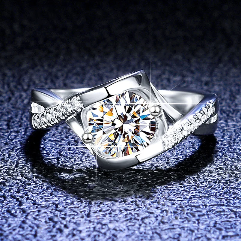 Platinum PT950 Japan and South Korea Hot Sale Moissanite Ring Ladies Ring Twisted Arm Angel Kiss Proposal Ring