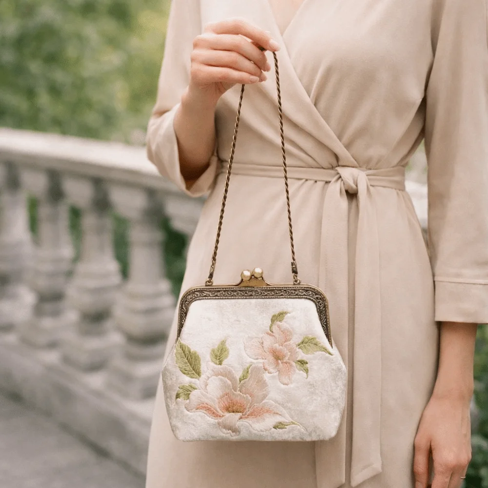 

Casual Flower Embroidery Banquet Bag Metal Buckle Chain Hanfu Handbag Coin Purse Antique Style Ladies Clutch Bag Embroidered