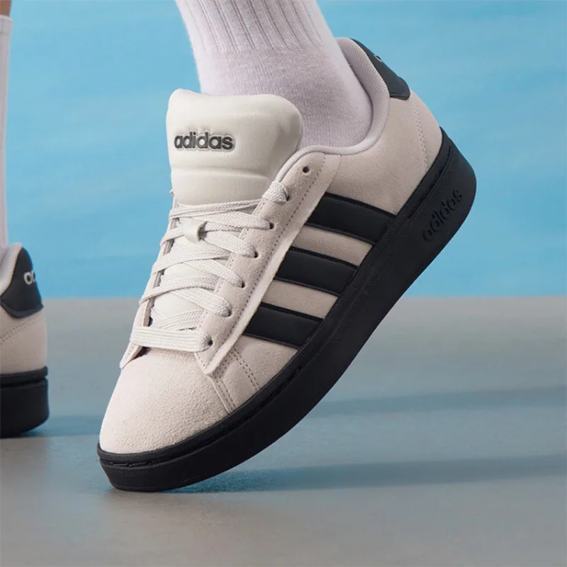 Zapatillas de skate adidas de gamuza beige claro con suela negra, zapatillas casuales clásicas de tres rayas de caña baja para hombre y mujer IH1287