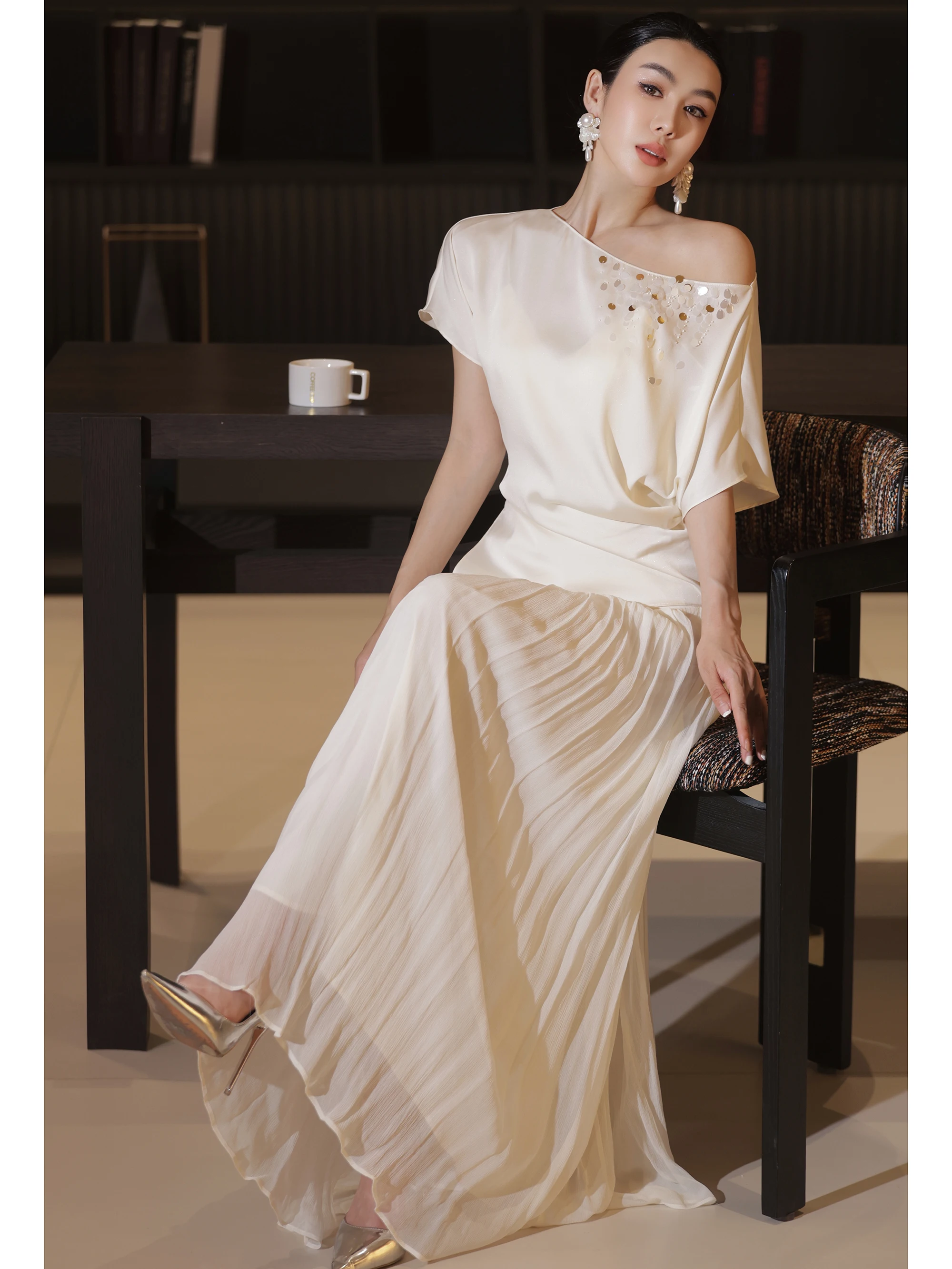 

Белый свободный комплект: топ с полуоткрытыми плечами и плиссированное платье. Новинка лета 2026. Элегантная офисная одежда.