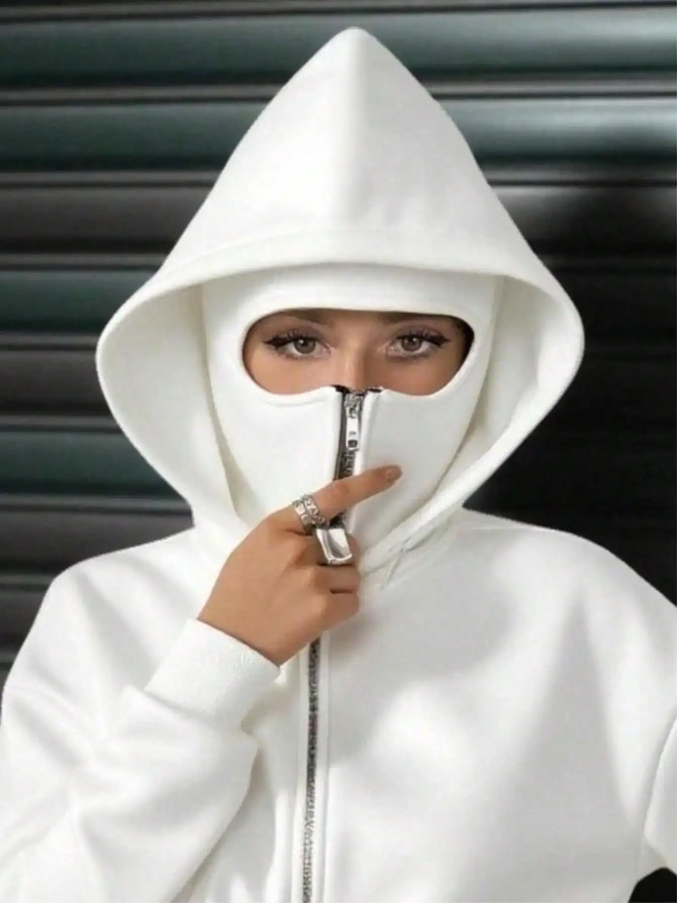 

Белая толстовка оверсайз на молнии с полной защитой лица и карманами, осень-зима