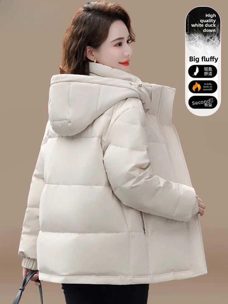 

Утепленное пальто-пуховик для женщин среднего возраста: модное, свободного кроя, зимняя одежда