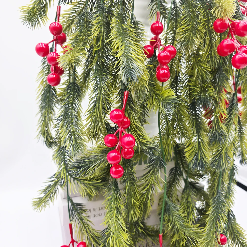 Ghirlanda di piante verdi di pino artificiale con coni e bacche rosse per decorazioni natalizie per manto da appendere per le vacanze invernali