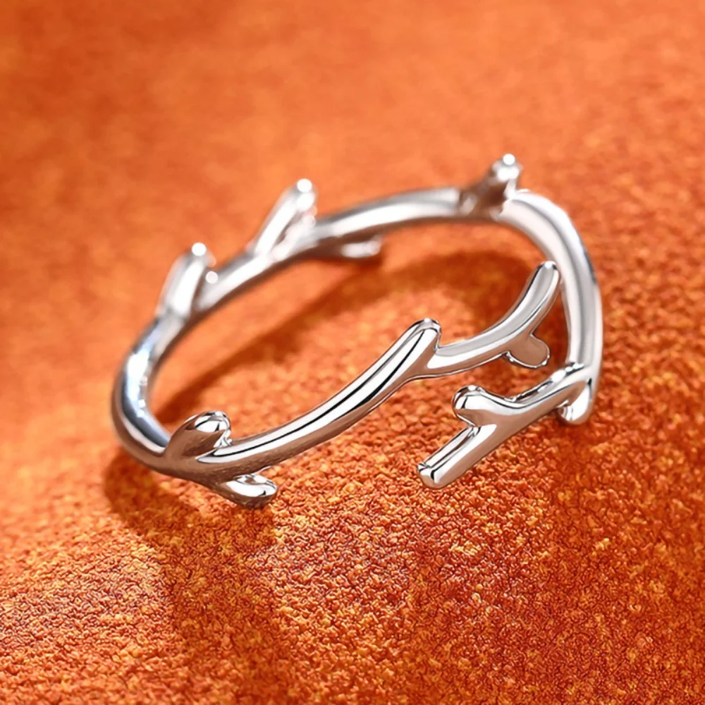 Minimalistischer Ring mit schmalen Ästen und verstellbarer Ringöffnung, vielseitiges Ring-Accessoire für Damen, geeignet für Pendlerinnen und Partys. – Detail 4