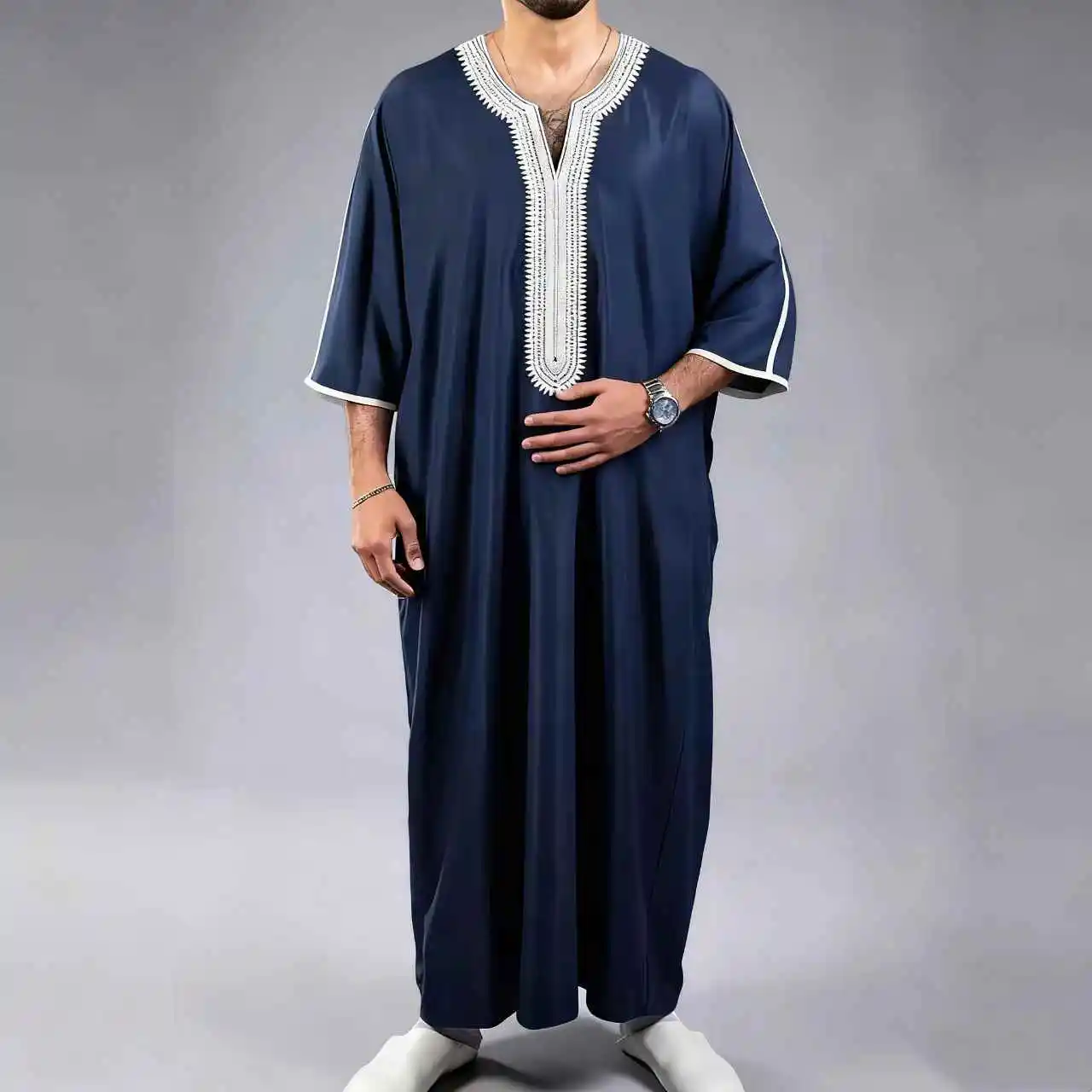 The new Moroccan men's thobe long-sleeved embroidered hood design is a traditional Muslim Islamic loose men's clothing
