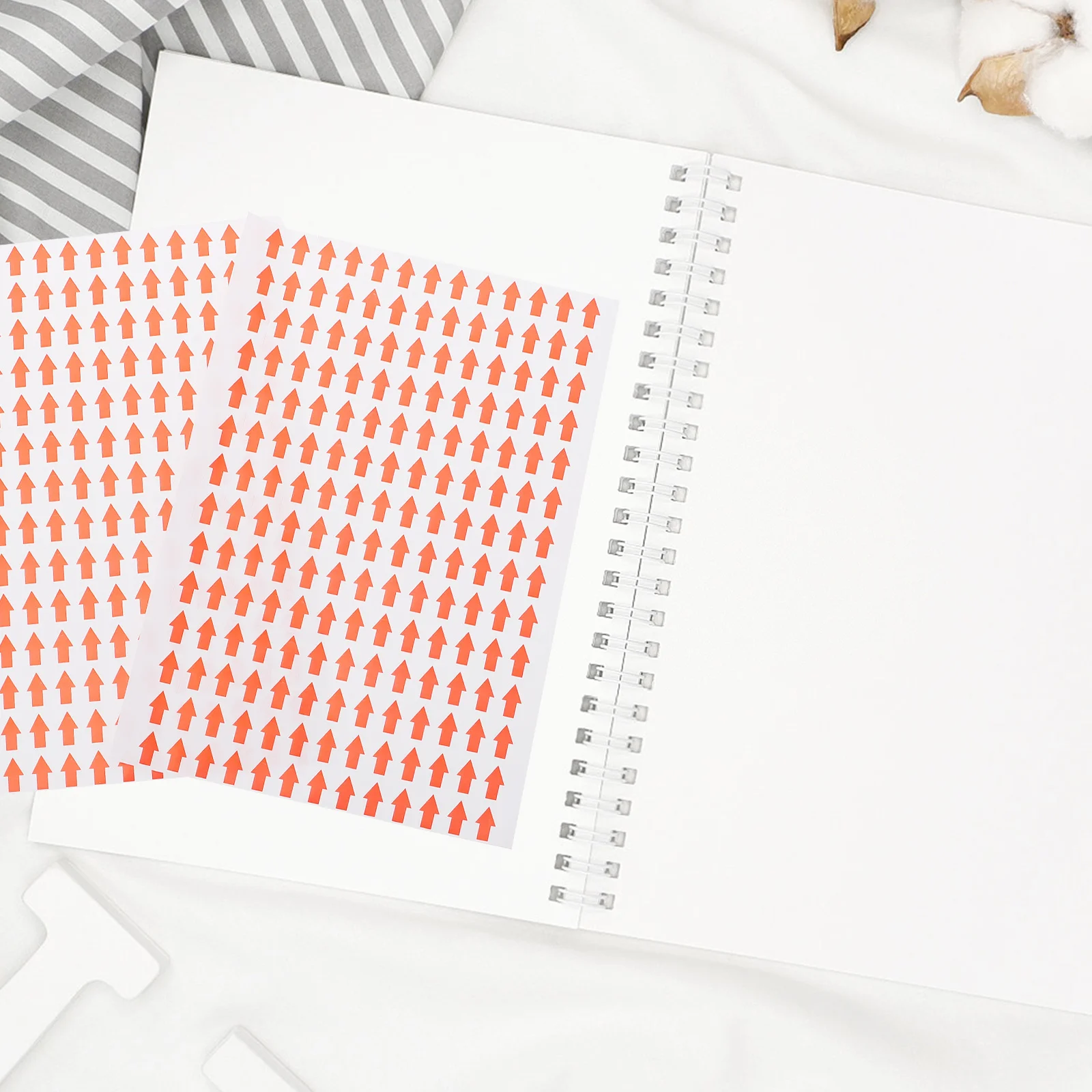 

1000Pcs Direction Arrow Stickers Practical Indicator Labels Easy Peel Remove for Warehouses Schools Shops Gyms Offices