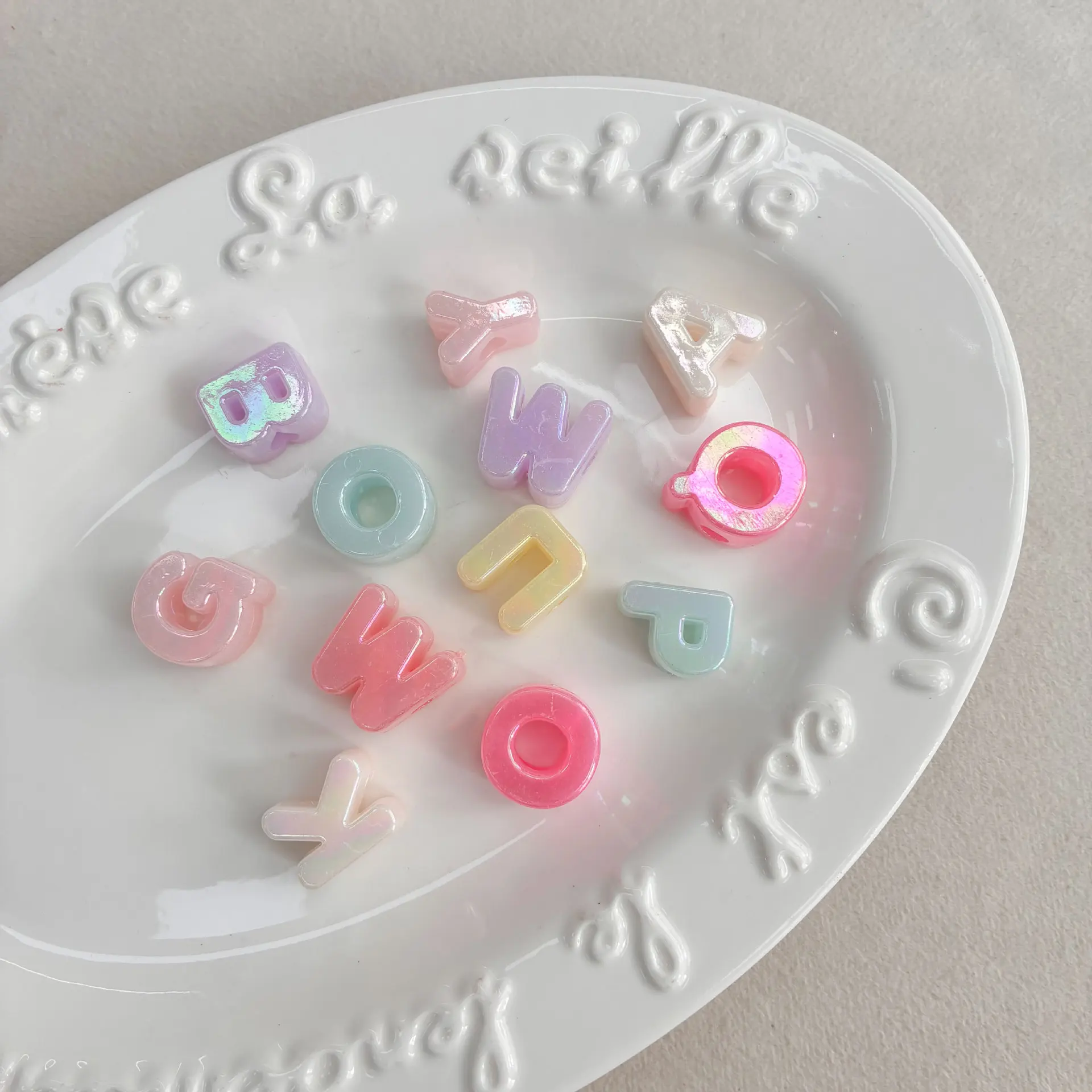 Bonbonfarbene 20mm Schillernde Acryl-Buchstabenperlen DIY-Set Alphabetperlen für Schmuckherstellung Schlüsselanhänger Flechten Basteldekoration – Detail 8