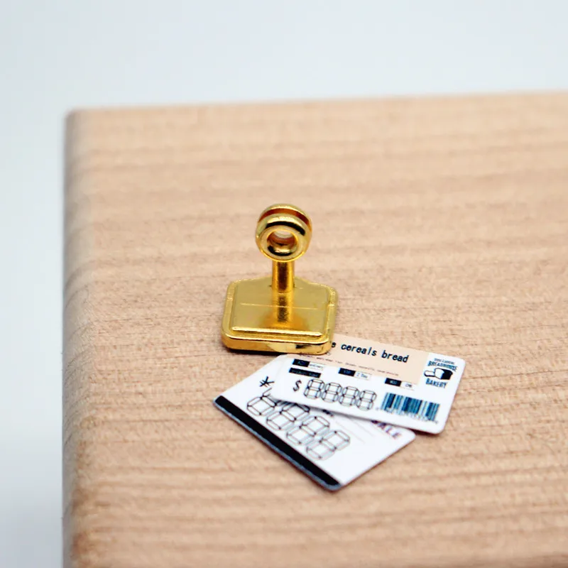 1 zestaw miniaturowych metali do zabawy w domku dla lalek: metalowe etykiety cenowe i małe karteczki z napisami, dekoracja do domku dla lalek, ozdoba do ciasteczek i ciastek, akcesoria.