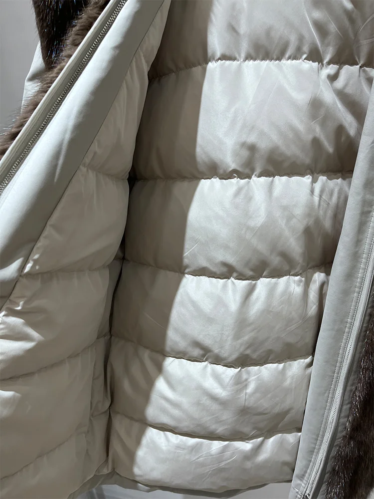2025 الشتاء النساء أوزة أسفل معاطف الطبيعية الحقيقية Muskrat فرو المنك طوق سترة سترة أبلى الفاخرة سترة منفوخة