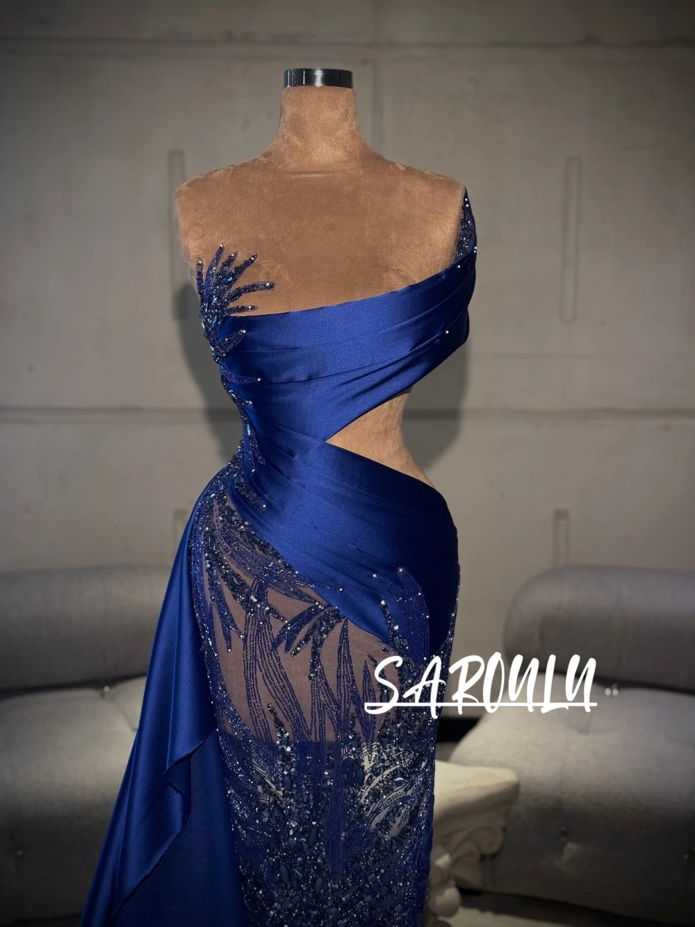 

Dramatic Flowing Train Royal Blue Evening Dress Delicate Cut-out Beaded Glitter 2026 Formal Events Customized Prom Gown