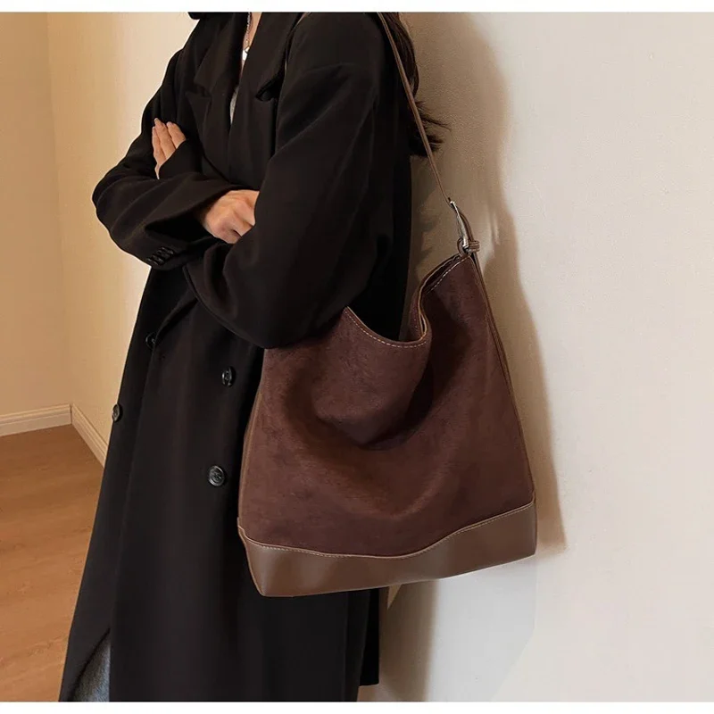 Advanced retro suede bag, stylish shoulder bag, large capacity commuting crossbody bucket bag