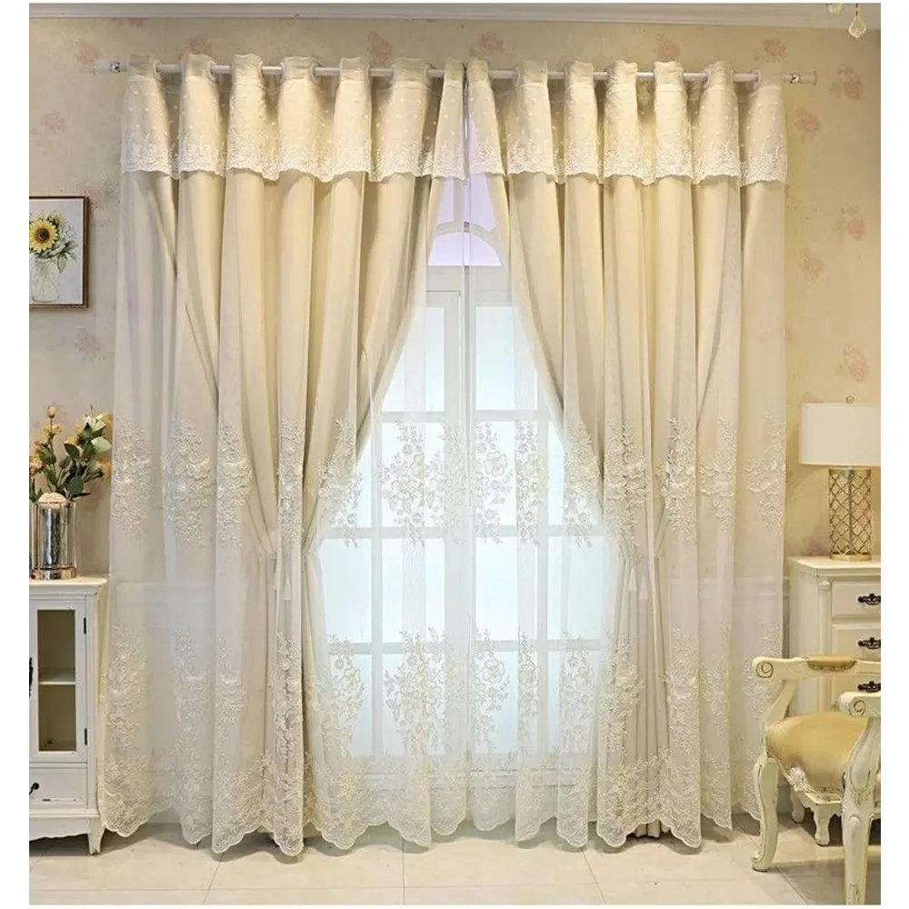 Dwuwarstwowe beżowe zasłony z koronkowym haftem, 2 panele, 300 cm szer. x 270 cm wys., idealne do sypialni i salonu, zapewniające prywatność i styl.