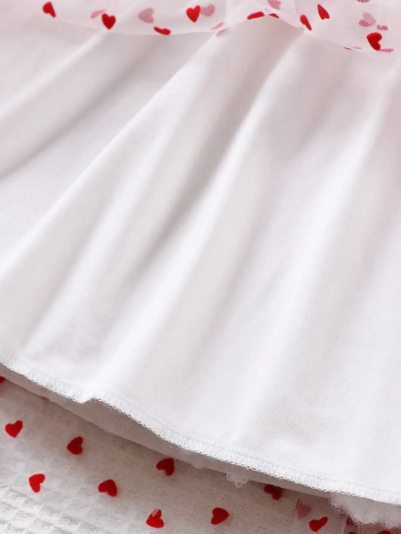 Lässiges, elegantes und bequemes zweilagiges langärmeliges Faltenrockkleid für Kinder mit Trompetenmuster. – Detail 10